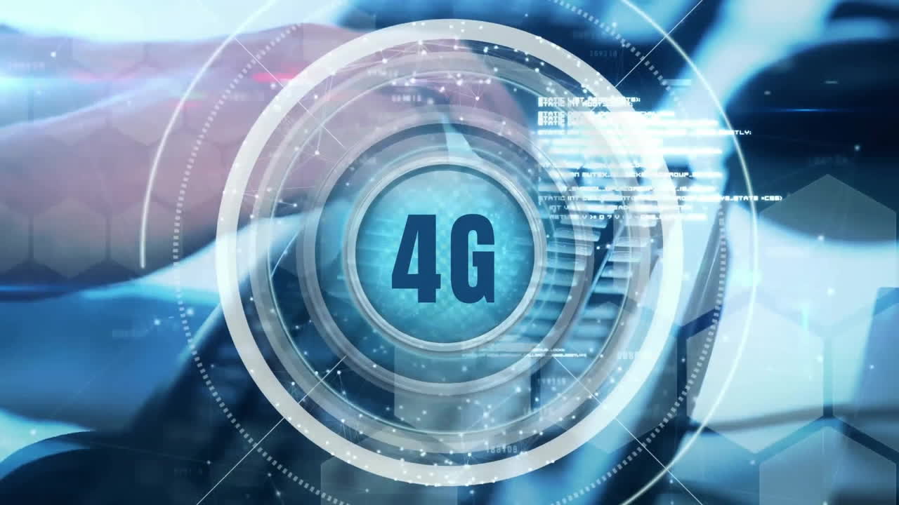 animación de texto 4g, red de ámbitos con datos y hombre caucásico usando computadora