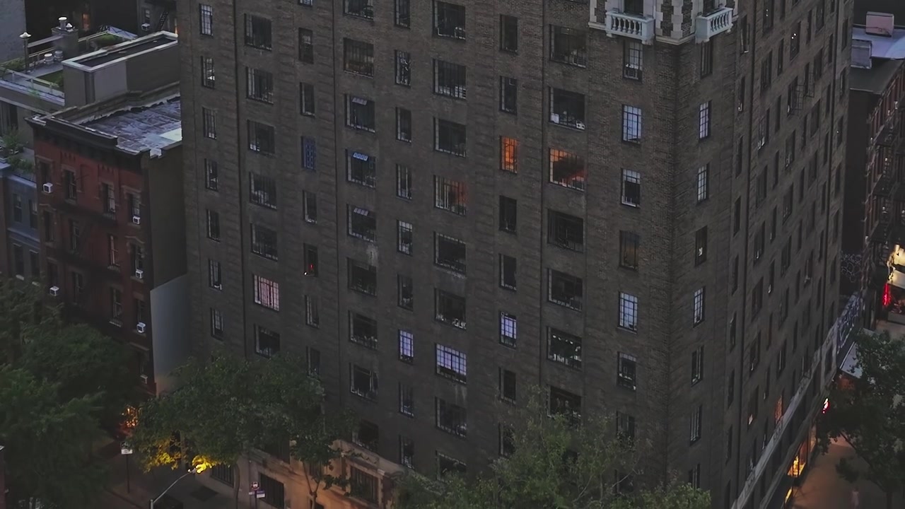 Vista de un edificio en la ciudad de Nueva York con luces en las ventanas