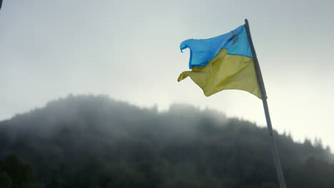 Bandera-Nacional-De-Ucrania-Desarrollándose-En-Asta-De-Bandera.-Concepto-De-Patriotismo.