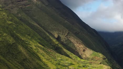 Exuberantes-Montañas-Verdes-De-Maui-Con-Impresionantes-Arrecifes-De-Coral-Al-Fondo,-Luz-De-La-Tarde