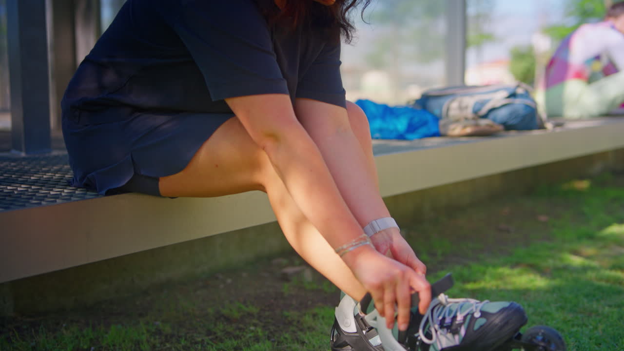 mujer poniendo patines en un parque