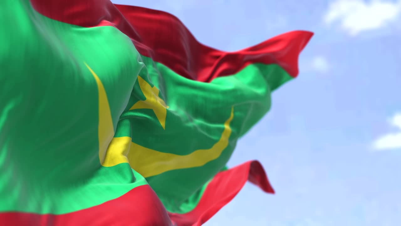 detalle de la bandera nacional de mauritania ondeando en el viento en un día despejado.