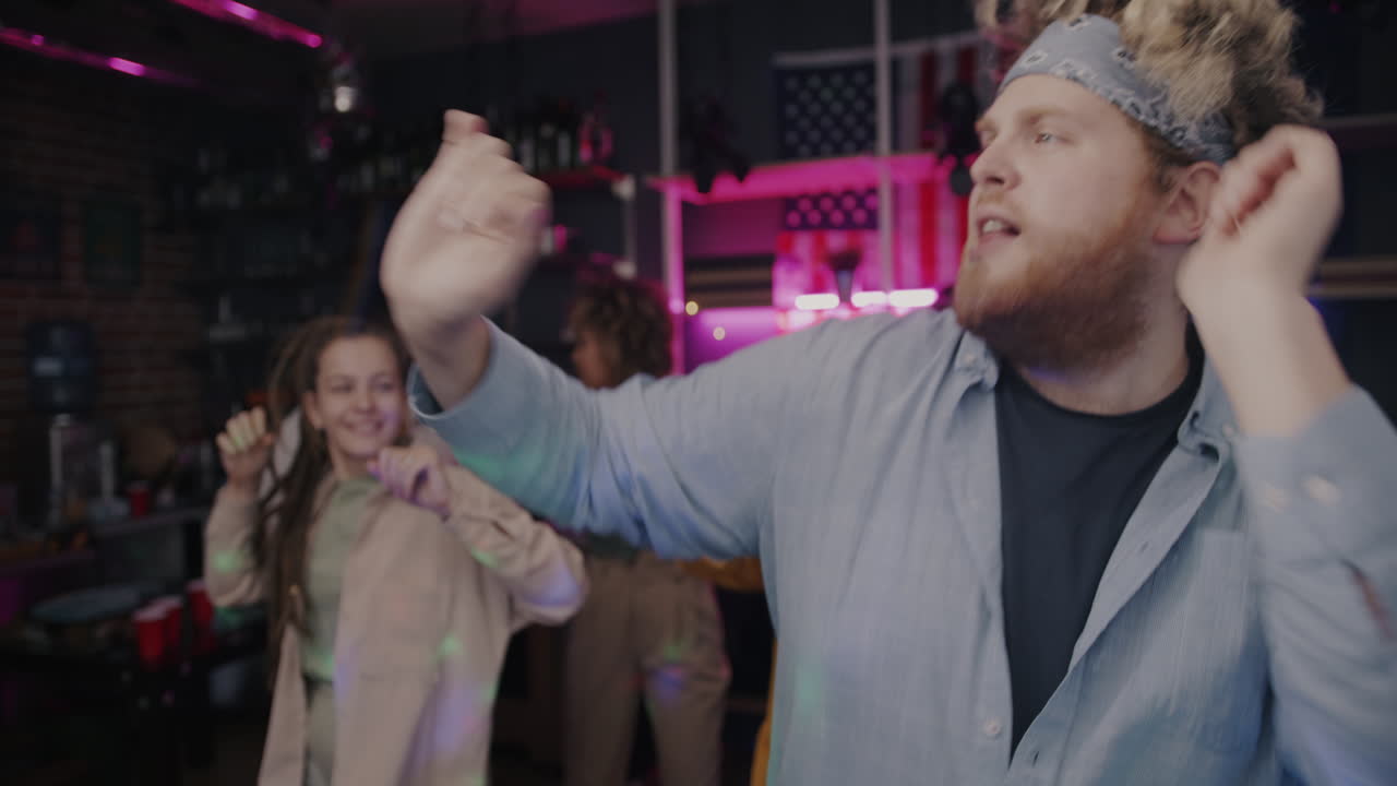 Люди танцуют в ночном клубе.