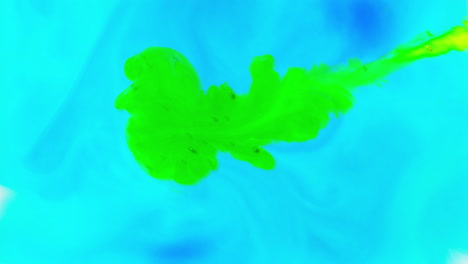pintura o tinte azul y verde caído en el agua contra un fondo blanco para crear un fondo de humo de colores giratorios 2