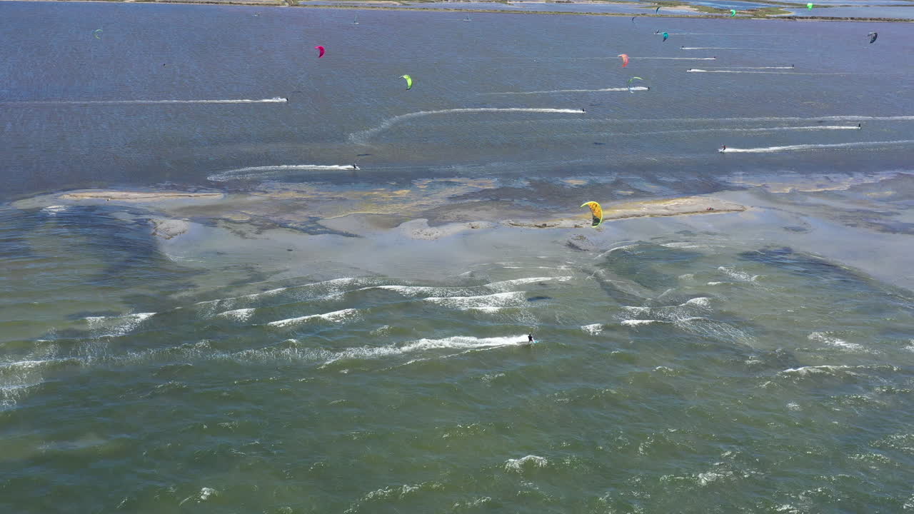 에탄그 드 타우 (etang de thou) 에 있는 프랑스의 카이트 보더 (kite boarder) 는 날씨가 고 바람이 불어오는 날에