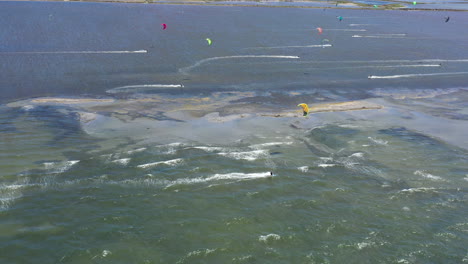 Kitesurfer-Auf-Dem-Etang-De-Thau,-Frankreich,-Sonniger,-Windiger-Tag