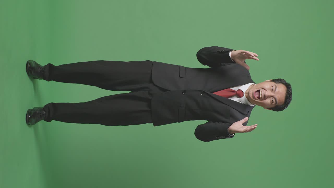 아시안 사업가의 몸으로 가득 찬 몸짓을 보여주는 손, 손바닥, 와우, 그리고 녹색 스크린 스튜디오에서 미소 짓는