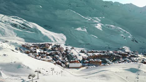 Pueblo-De-La-Estación-De-Esquí-En-La-Parte-Inferior-De-La-Pista-De-Esquí-De-Montaña,-Vista-Aérea