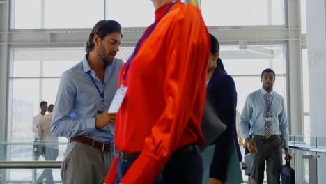ejecutivos de negocios discutiendo sobre una tableta digital en la oficina 4k