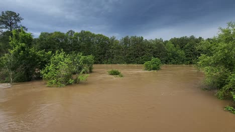 Este-Es-Un-Vídeo-De-Un-Gran-Río,-Que-Se-Ha-Desbordado,-Provocando-Inundaciones-En-Los-Campos-Cercanos