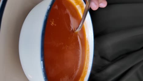 vertiendo sopa picante