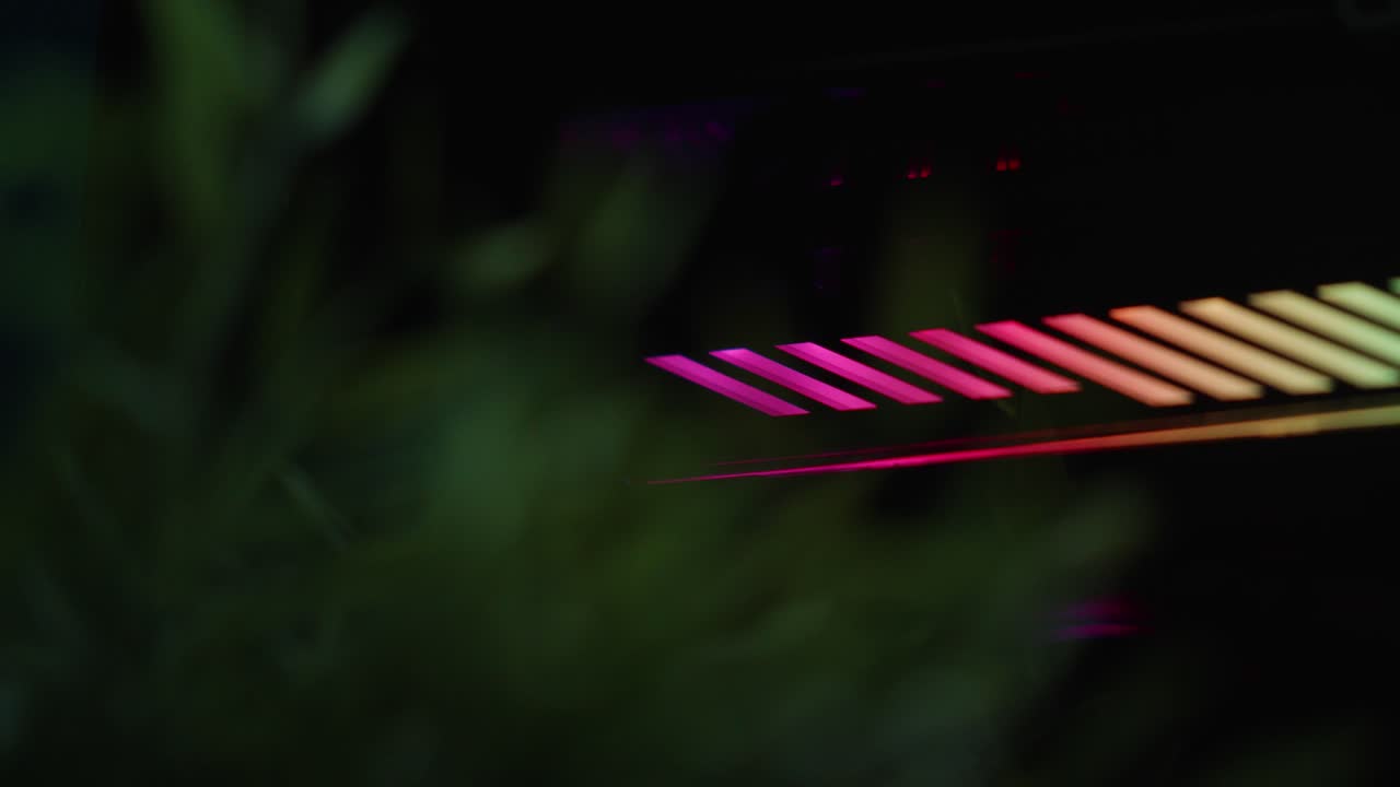 cerca de las partes de la computadora de juegos con una pequeña planta en primer plano