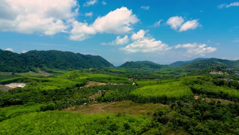 4K-Filmaufnahmen-Einer-Naturdrohnenaufnahme-Einer-Panorama-Luftaufnahme-Der-Wunderschönen-Strände-Und-Berge-Auf-Der-Insel-Koh-Lanta-In-Krabi,-Südthailand,-An-Einem-Sonnigen-Tag