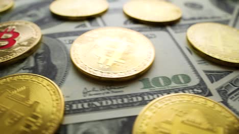 Moneda-De-Oro-Monedas-Btc-Y-Billetes-De-Un-Dólar.