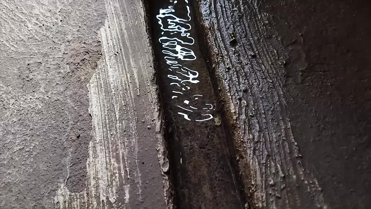 flujos de agua clara en pequeñas zanjas, desagües domésticos, agua no utilizada