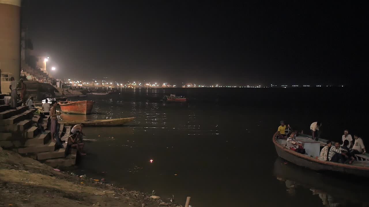 밤에 갠지스 강둑의 초점 풀