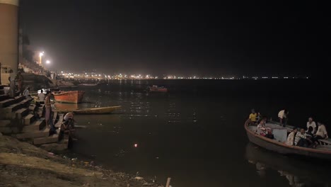 foco de atracción de la orilla del río ganges por la noche