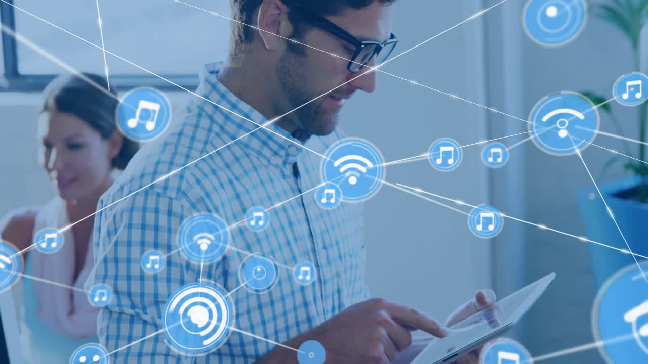 animación de la red de conexiones con iconos sobre hombres de negocios caucásicos que usan tableta