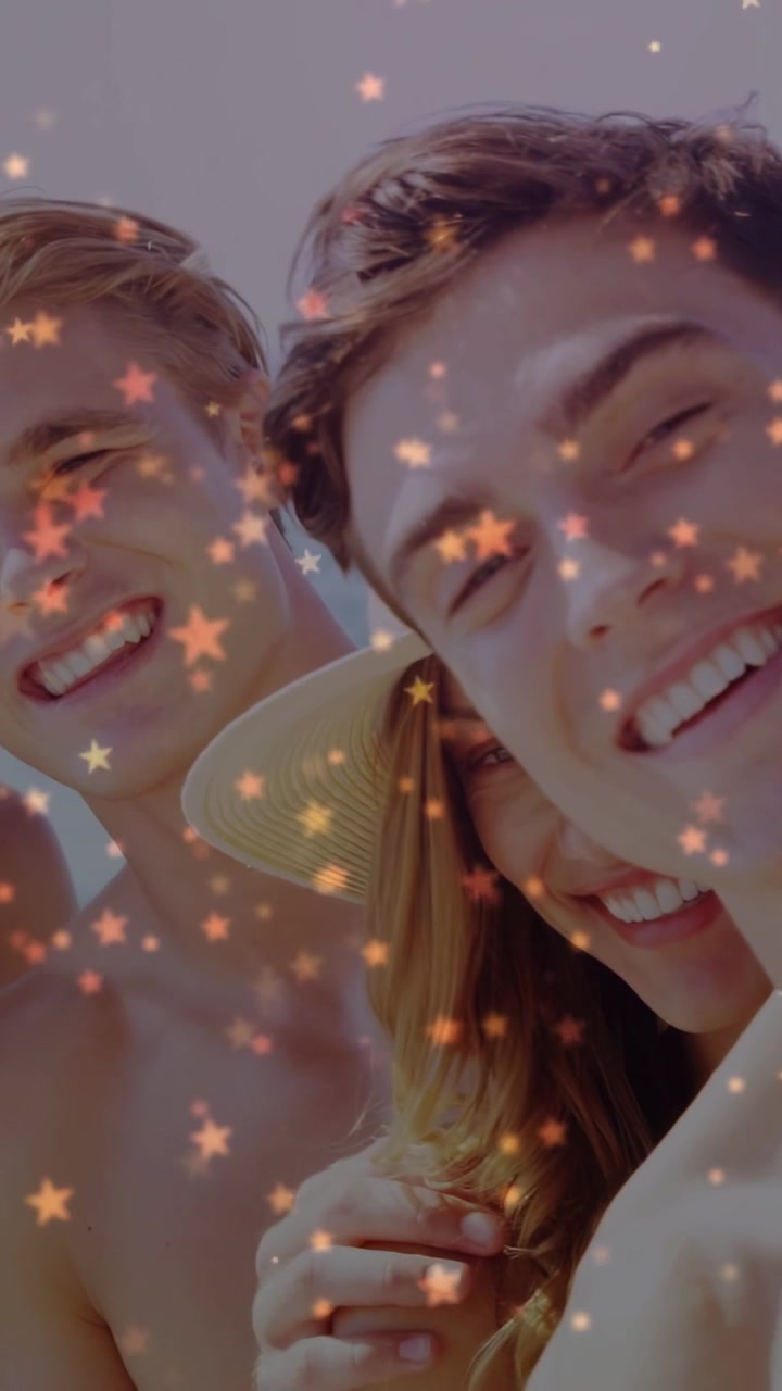 Dikey video: Üstsüz bir adam ortada poz verirken, diğerleri kayan odaklamada hareket ediyor; reklamlar için yıldız efekti kullanılmış.