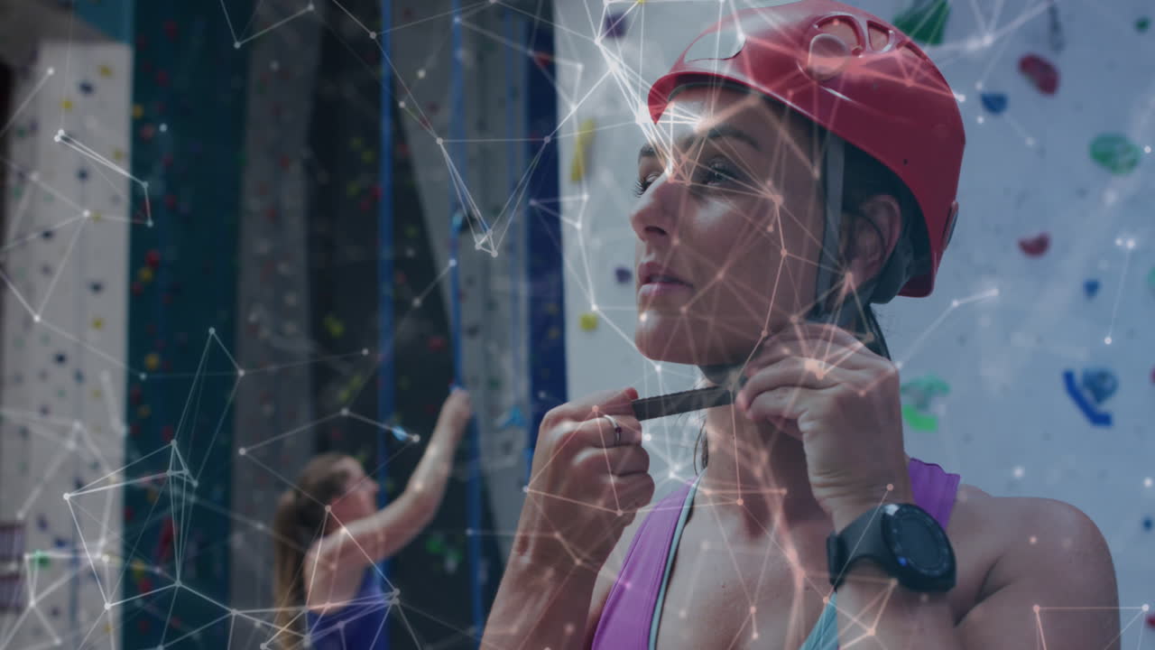 animación de procesamiento de datos sobre mujeres caucásicas escalando la pared