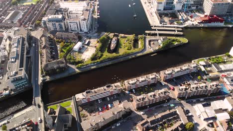 Toma-Aérea-Inclinada-Hacia-Arriba-Sobre-El-área-Urbana-En-Dublín,-Irlanda