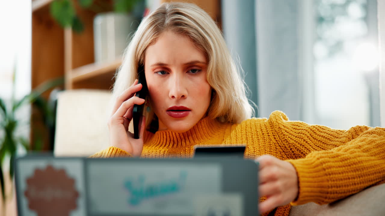Vrouw aan de telefoon met een laptop en creditcard thuis