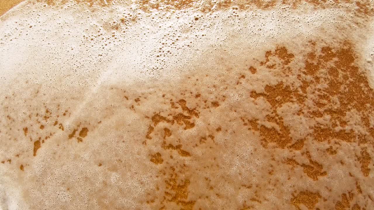 따뜻한 모래 위에 있는 아름다운 사랑의 글자는 이 많은 날에 바물로 어집니다.