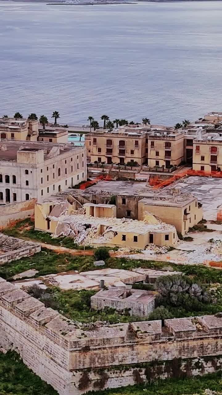 Edifici e vista sulla costa a Malta di giorno con lavori di restauro