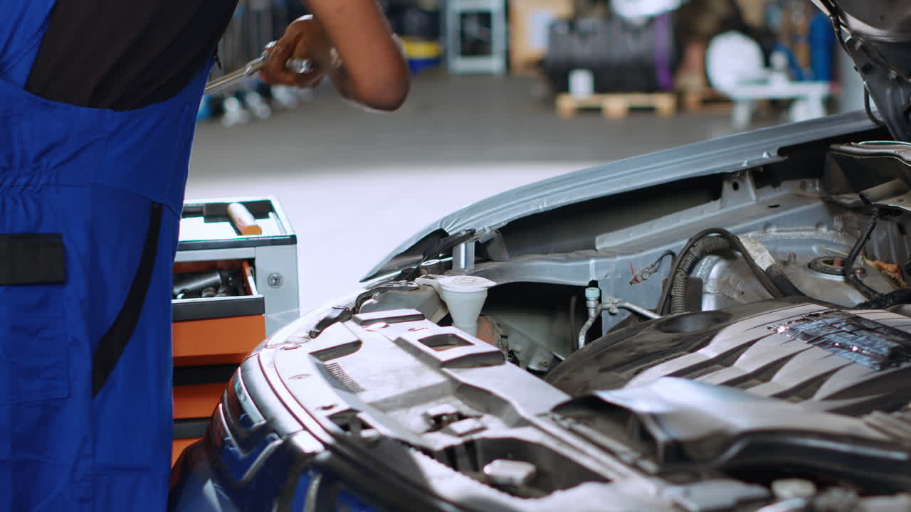 en el servicio de automóviles experto utiliza llave inglesa