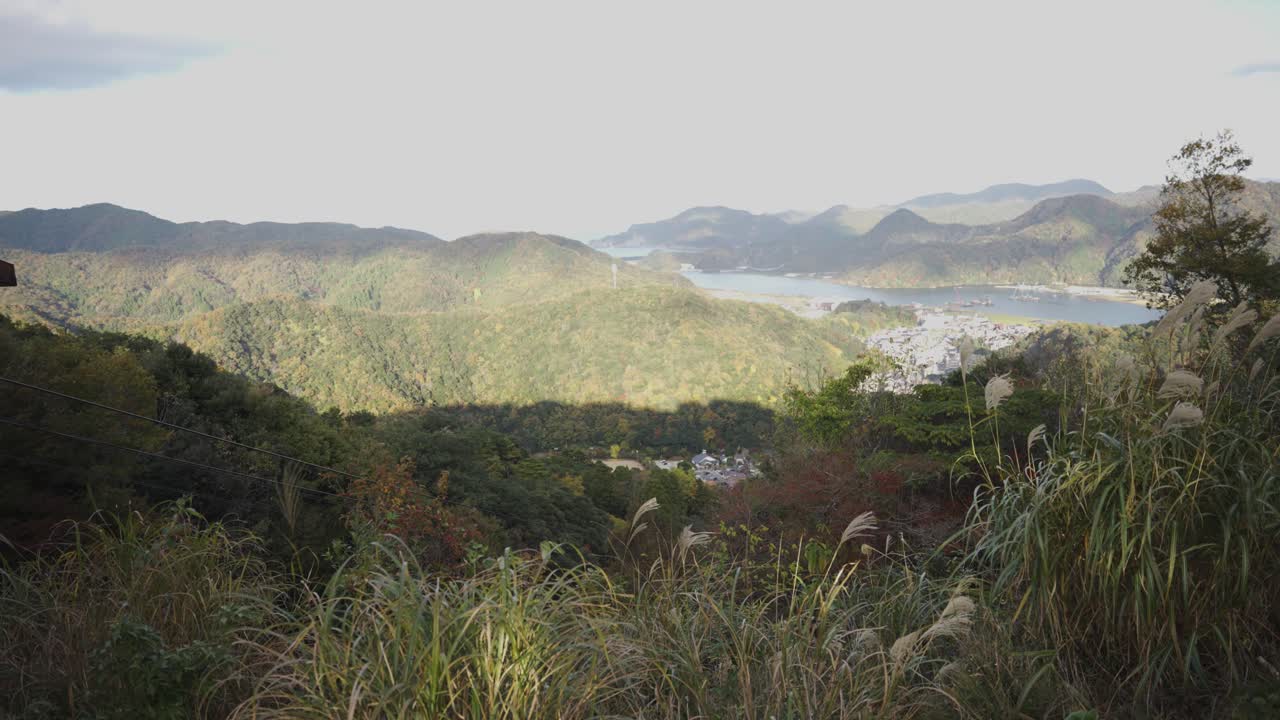 ladera de la montaña de hyogo japón, kinosaki onsen en el fondo