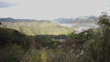 Ladera-De-La-Montaña-De-Hyogo-Japón,-Kinosaki-Onsen-En-El-Fondo