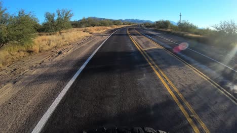 pov por la ventana trasera mientras conduce por una carretera secundaria