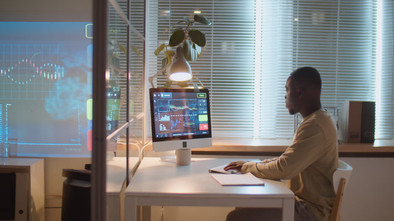 analista de inversiones que trabaja en la oficina por la noche