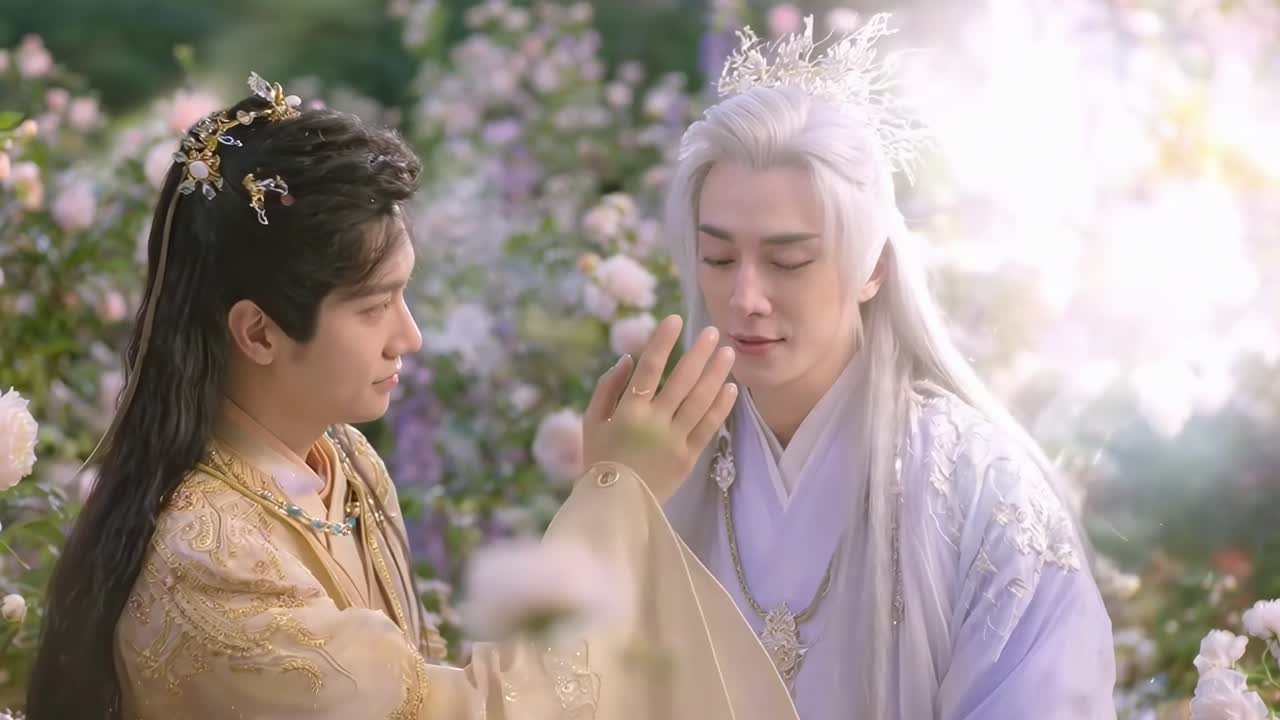 ฉากวิดีโอแฟนตาซีโรแมนติกที่มีบุคคลสองคนในชุดที่ประดับประดาอย่างวิจิตร ถ่ายจากระดับสายตา