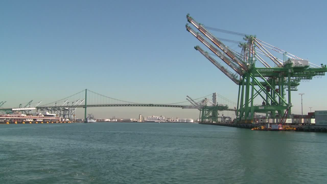 크레인 보트와 긴 해변 산 페드로 항구 장면에서 pov 샷