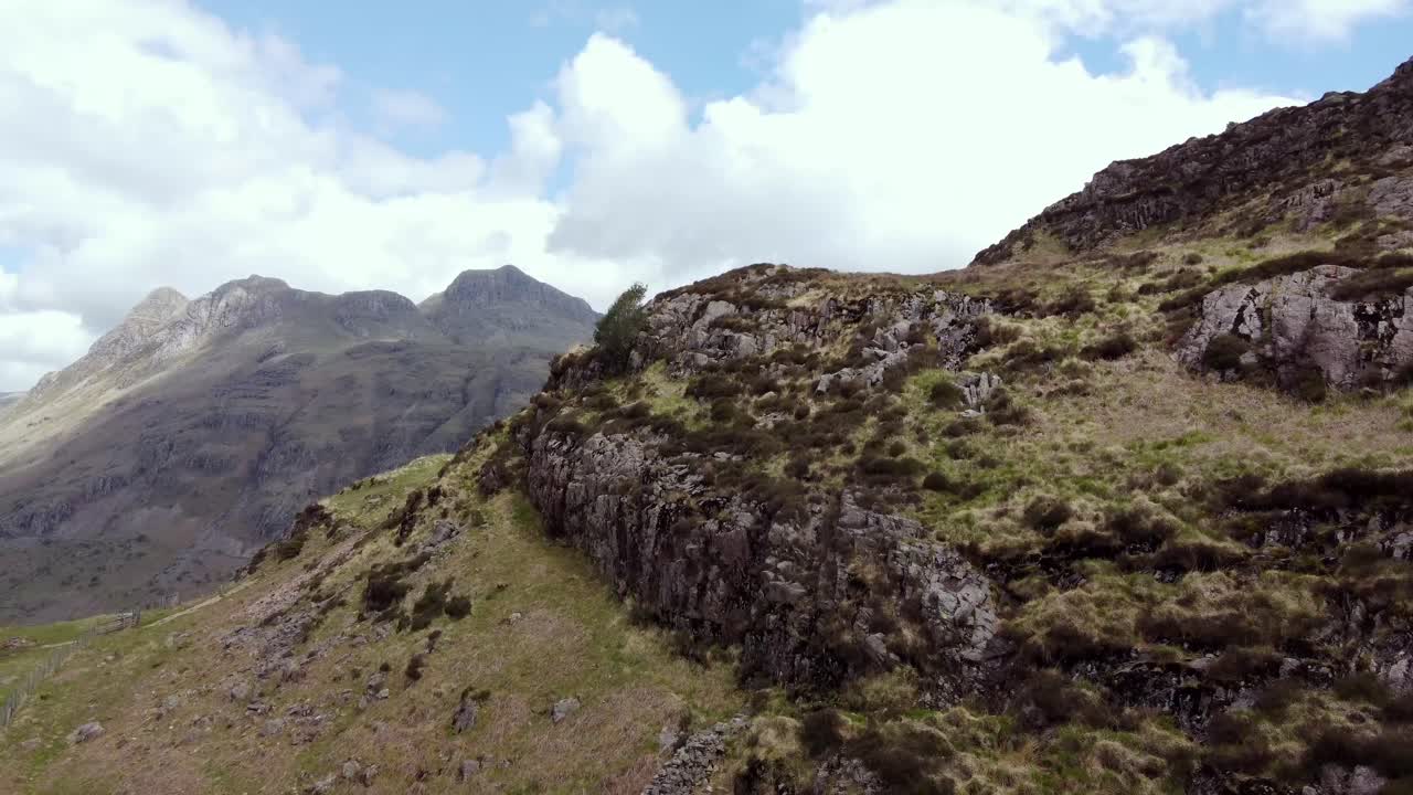 vista de langdale pikes desde arriba del lado pike lake district drone imágenes 1