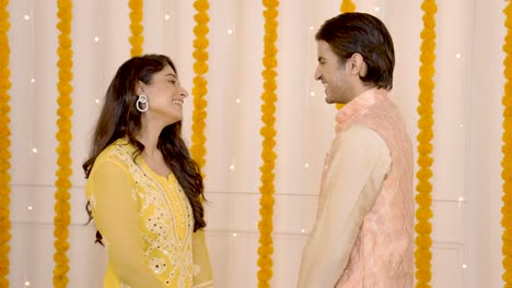 una pareja india que se aprecia mutuamente