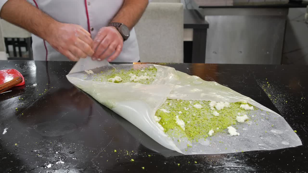 Processo di preparazione del tradizionale dessert sfogliato Katmer di Gaziantep in Turchia