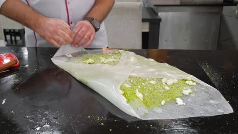 proceso de cocción del postre tradicional de gaziantep, el katmer, en turquía