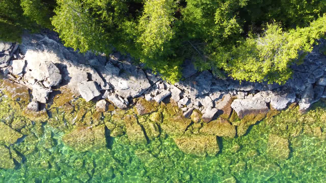 vista hacia abajo agua clara seis millas lago bahía georgiana, ontario canadá, aérea