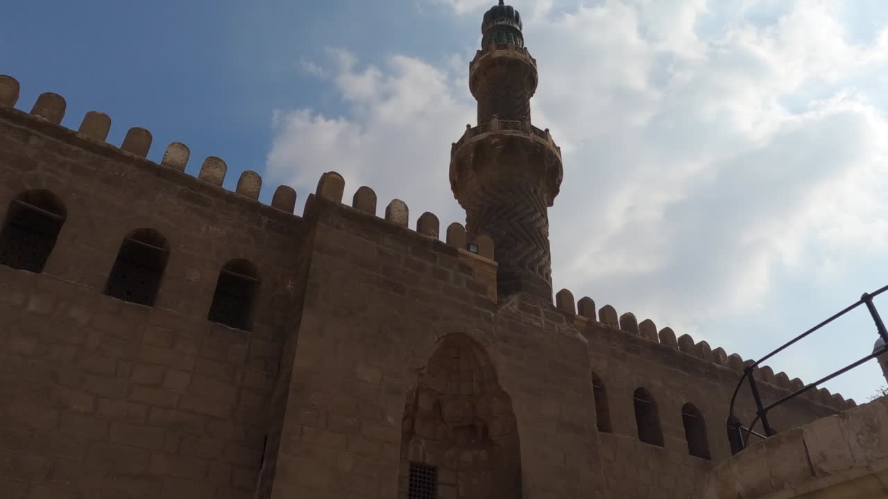 minarete y paredes exteriores del complejo de qalawun, el cairo, egipto. arquitectura islámica. inclinación hacia abajo
