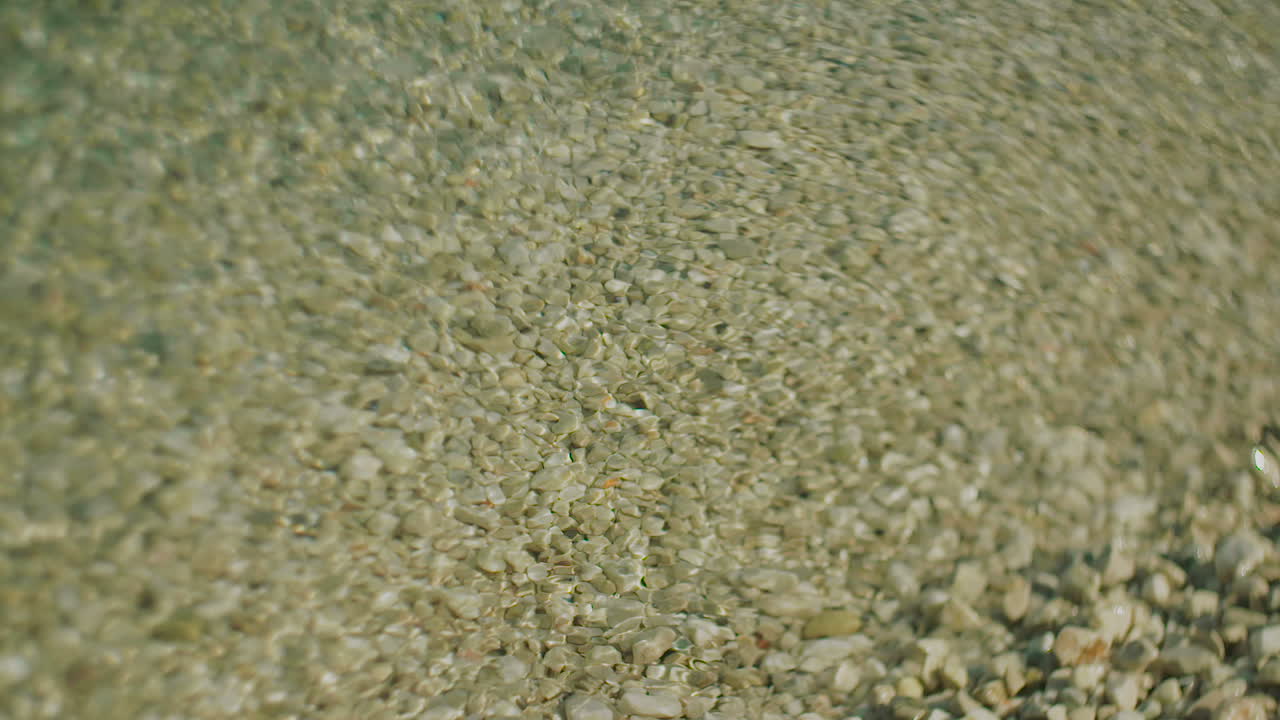 석양의 파도가 바위가 많은 해안을 따라 흐른다