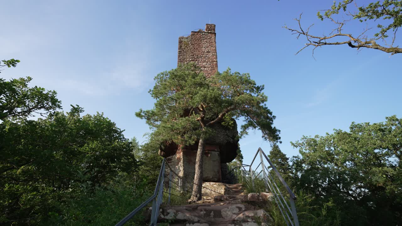 La torre de las ruinas del castillo se alza en el Castillo de Waldeck en los Vosgos del Norte