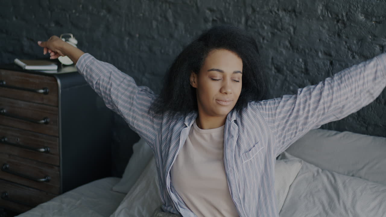 mujer estirándose en la cama