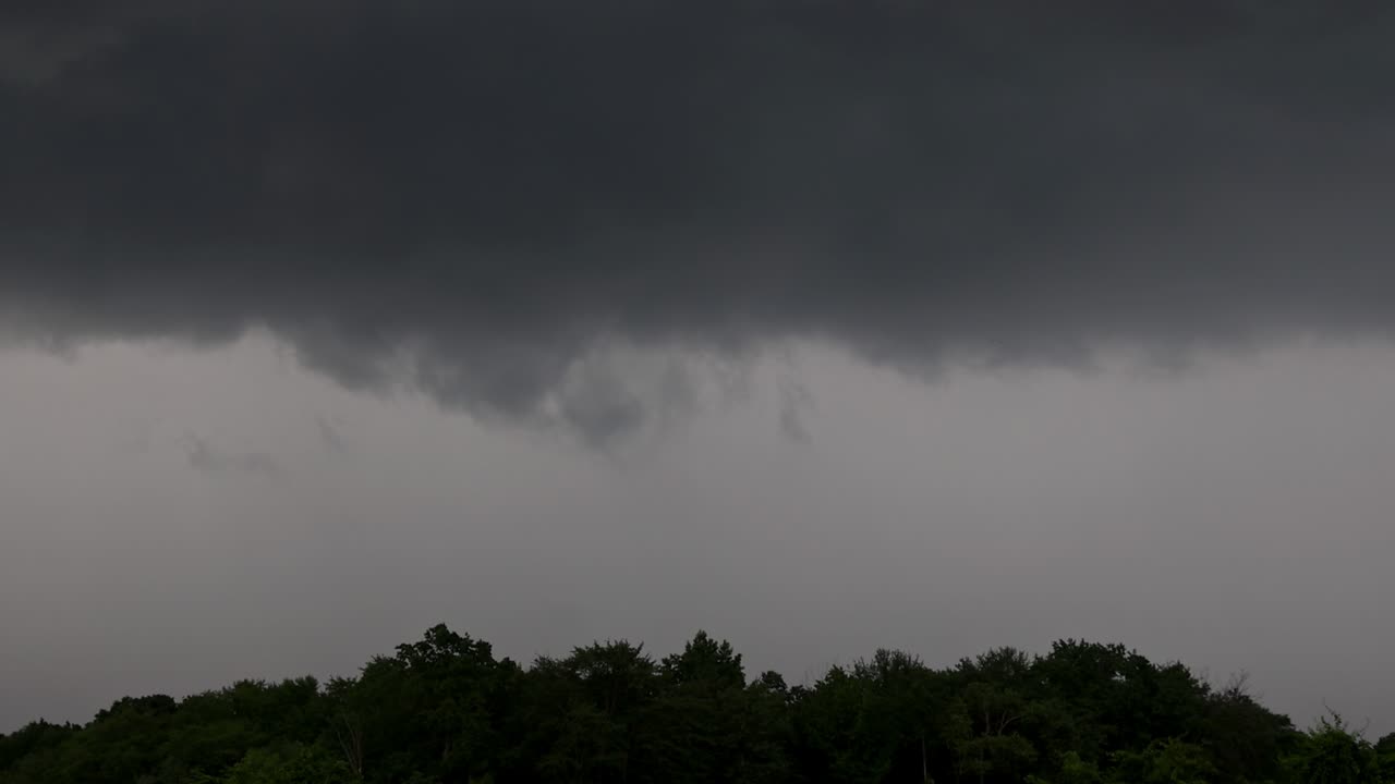 강한 천둥 폭풍 중에 갈라진 번개가 공중을 가로질러 기어다닙니다.