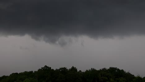 een vertakte bliksem kruipt door de lucht tijdens een zware onweersbui