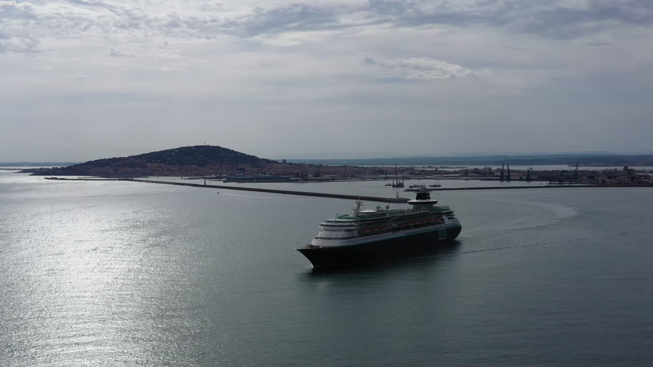 거대한 크루즈 선박이 세테에서 출발했습니다.