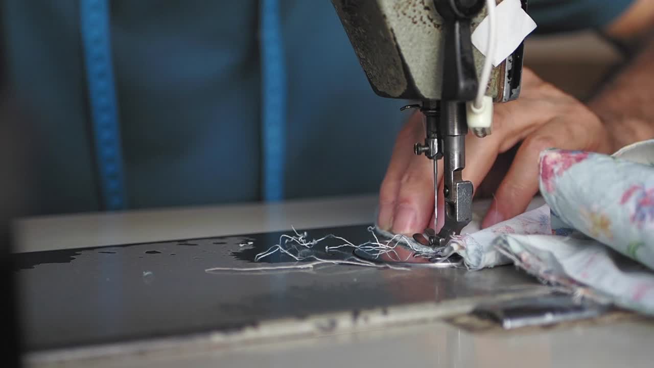 máquina de coser de época en uso