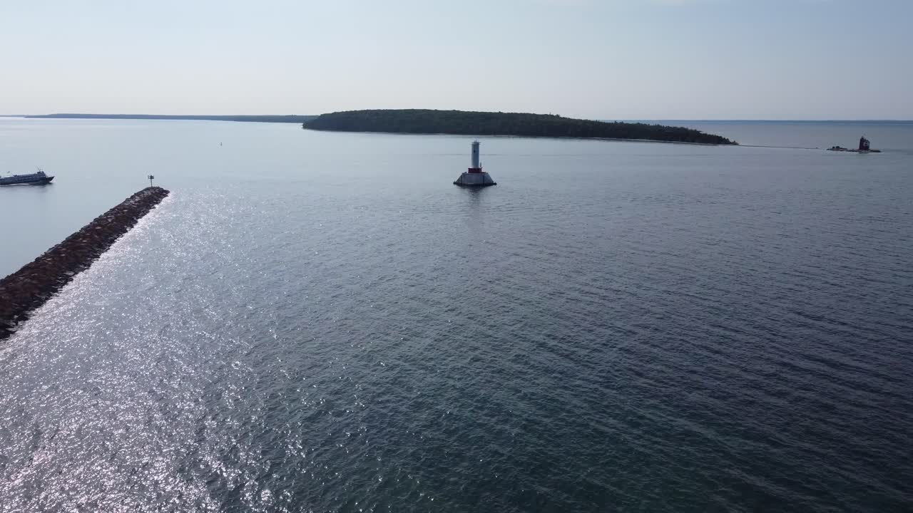 лодка, плавающая по озеру