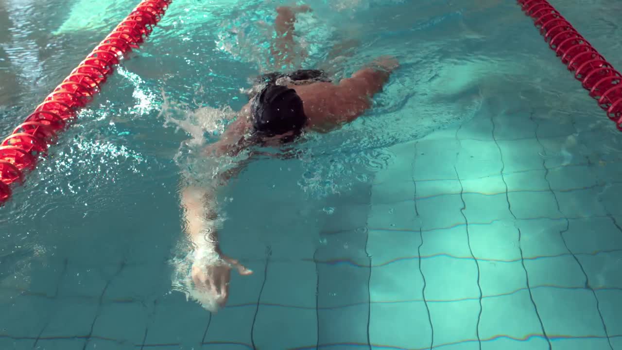 Fit man swimming in the pool